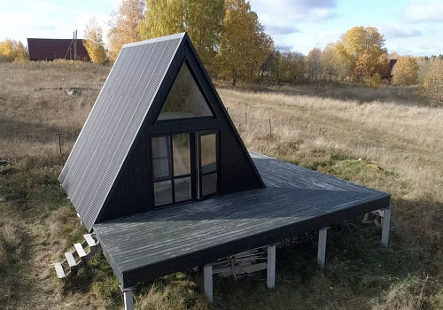 Современный каркасный дом с треугольной крышей до земли 1