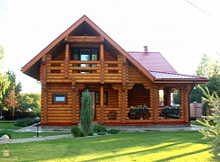Двухэтажный дом из бревна с балконом и террасой 0 Двухэтажный дом из бревна с балконом и террасой 0