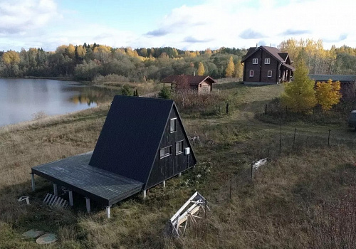 Современный каркасный дом с треугольной крышей до земли 2
